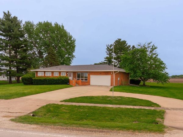 512 W MAIN Street, Victoria, IL 61485