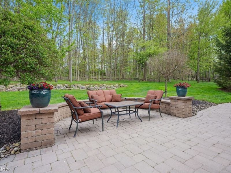 7695 Cottonwood Trail, Chagrin Falls, OH 44023 Photo 2