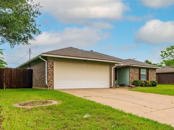 937 Springhill Drive, Burleson, TX 76028