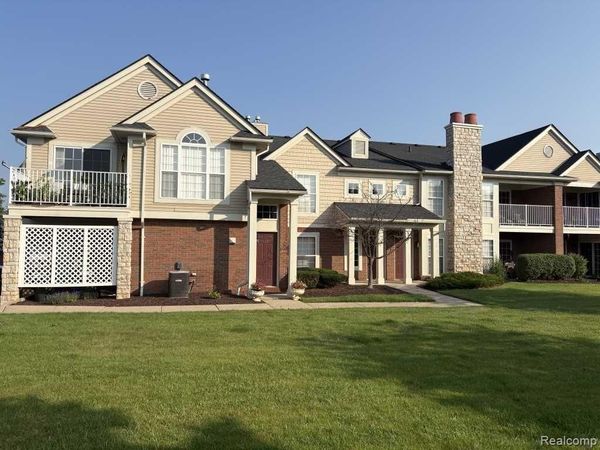 28242 Oakmonte Circle E, South Lyon, MI 48165