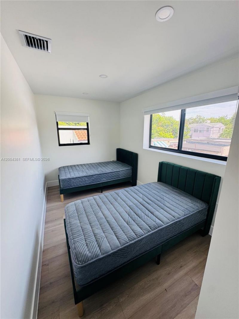905 SW 13th Ct , Unit 905, Miami, FL 33135 Photo