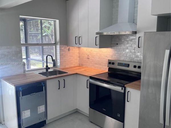 200 SE 19th St , Fort Lauderdale, FL 33316