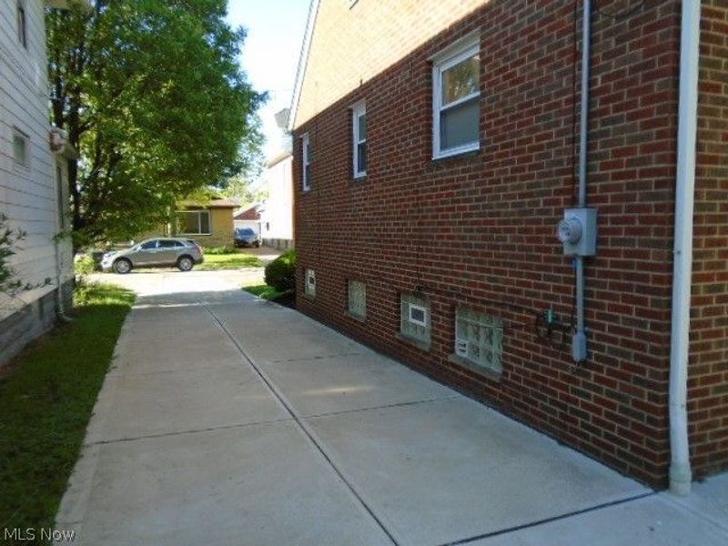 18909 Pawnee Avenue, Cleveland, OH 44119 Photo 3