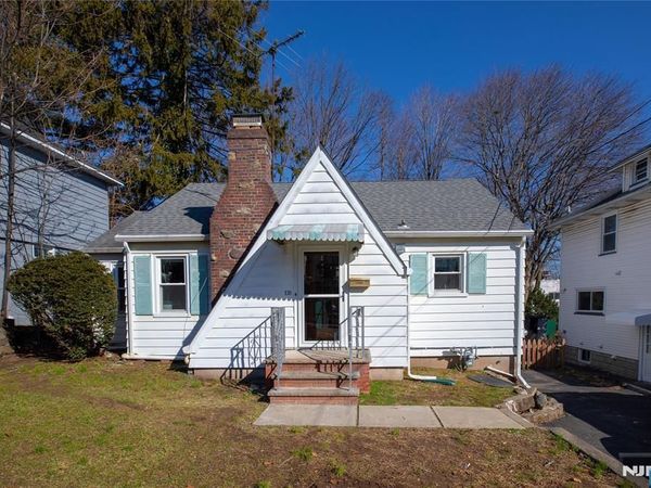 31 Spring Valley Avenue Whole house., PARAMUS, NJ 07652