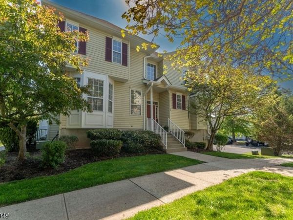 24 Kentworth Ct, Raritan, NJ 08822