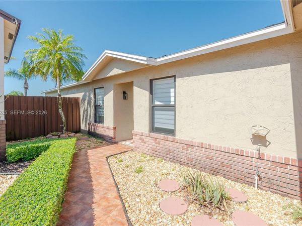 8340 NW 193rd Ln , Hialeah, FL 33015