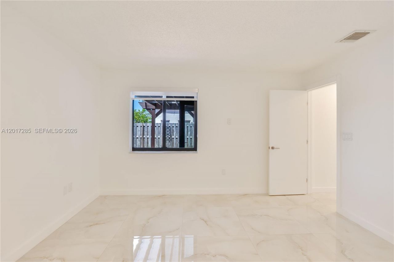 8340 NW 193rd Ln, Hialeah, FL 33015 Photo