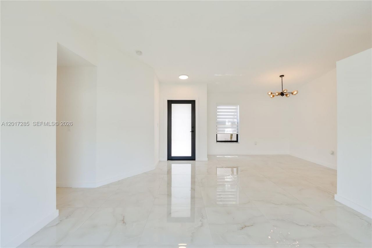 8340 NW 193rd Ln, Hialeah, FL 33015 Photo