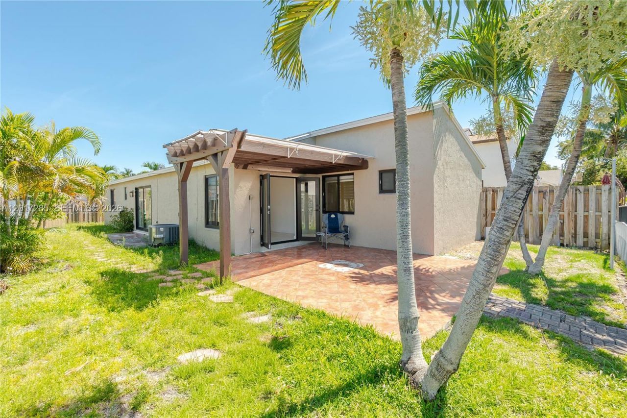 8340 NW 193rd Ln, Hialeah, FL 33015 Photo
