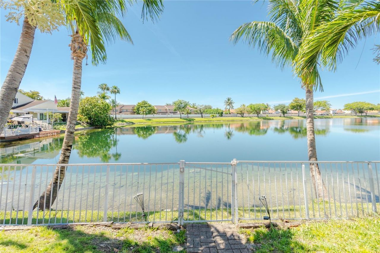 8340 NW 193rd Ln, Hialeah, FL 33015 Photo