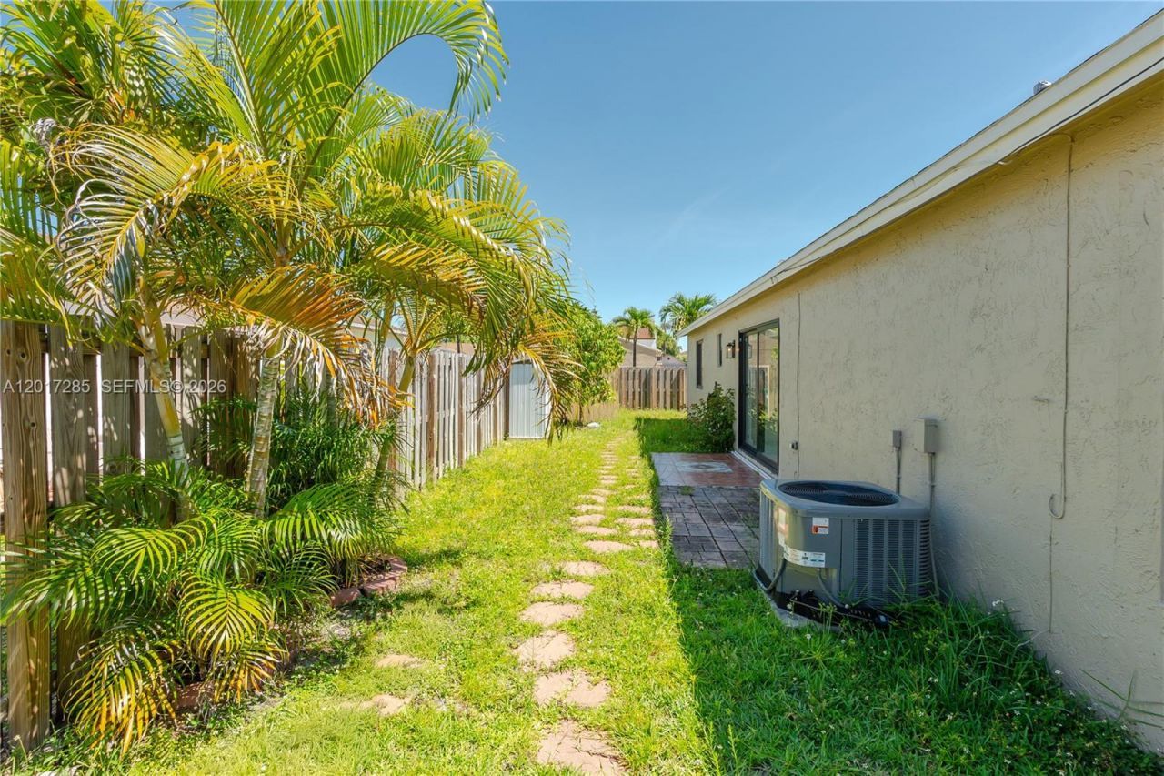 8340 NW 193rd Ln, Hialeah, FL 33015 Photo