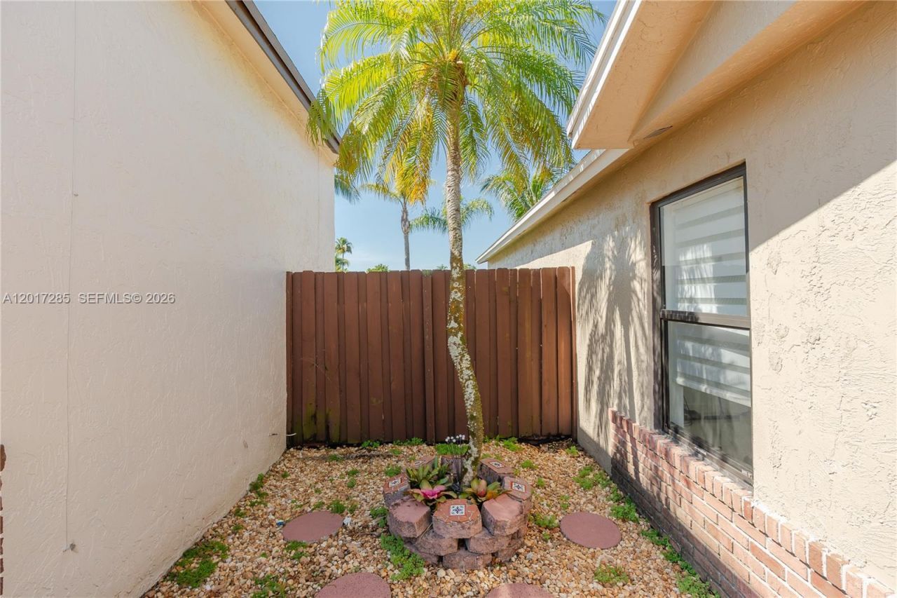 8340 NW 193rd Ln, Hialeah, FL 33015 Photo