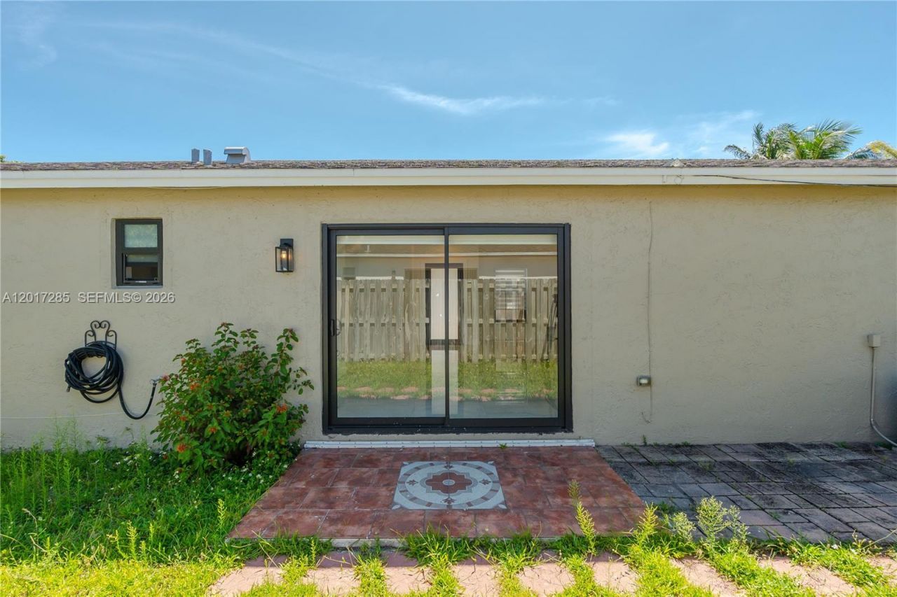 8340 NW 193rd Ln, Hialeah, FL 33015 Photo