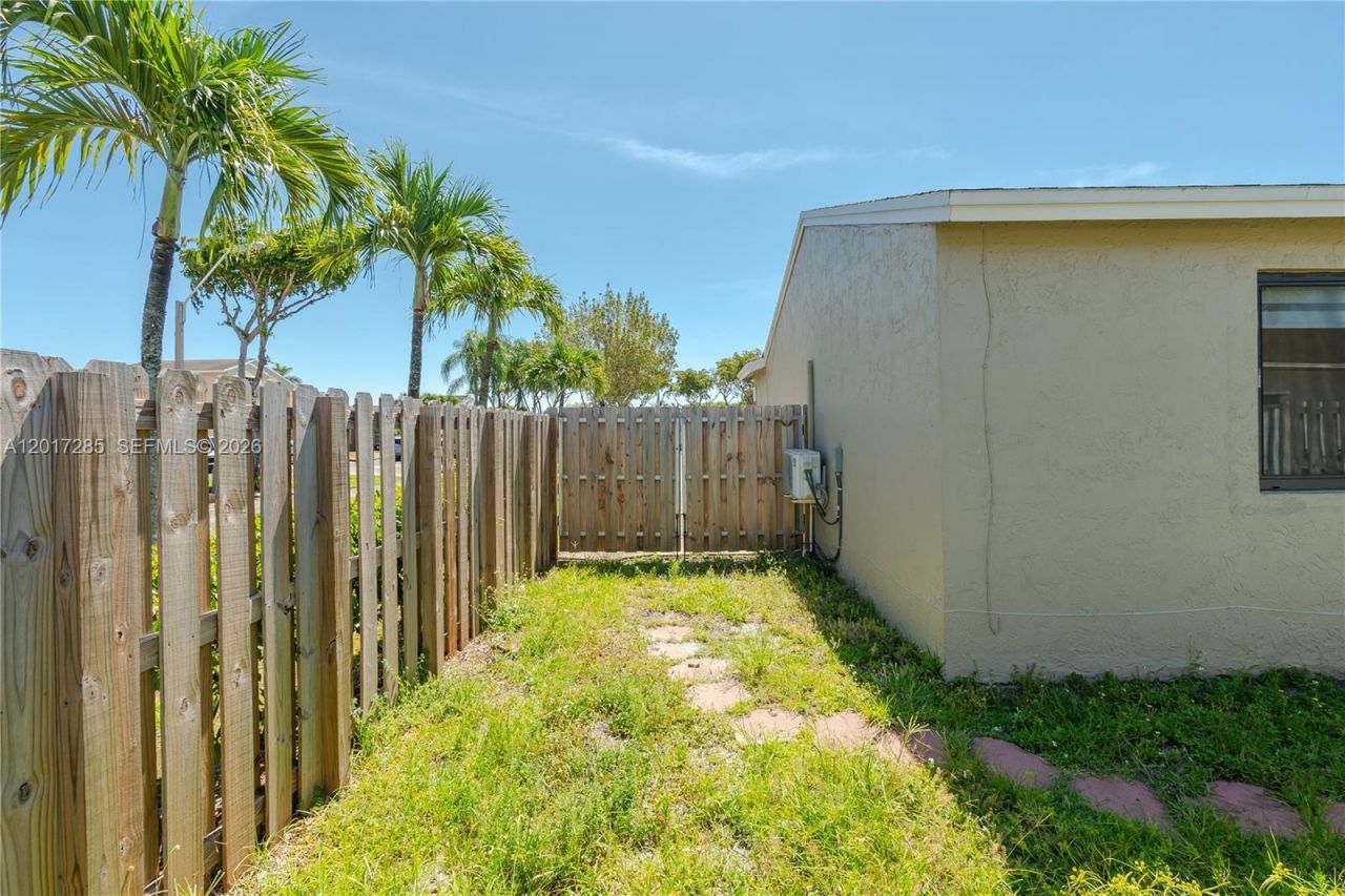 8340 NW 193rd Ln, Hialeah, FL 33015 Photo