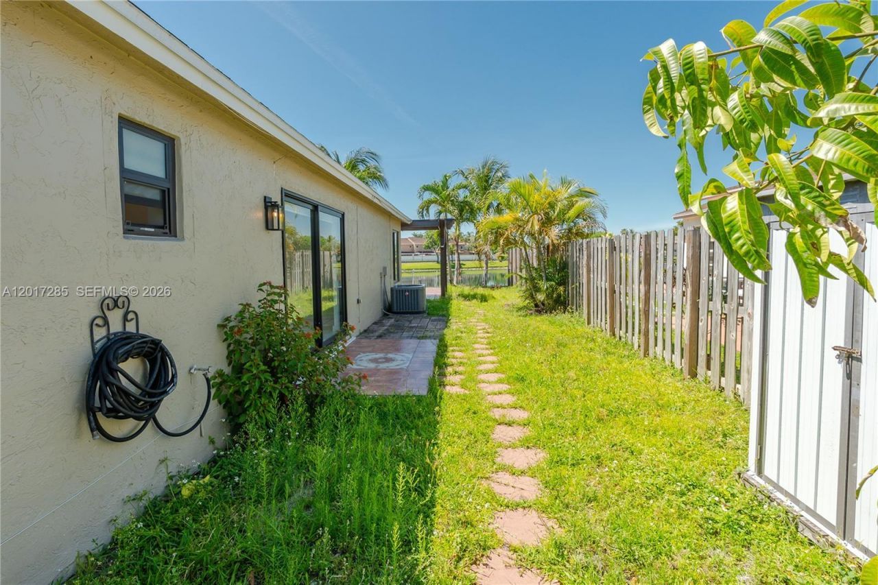 8340 NW 193rd Ln, Hialeah, FL 33015 Photo