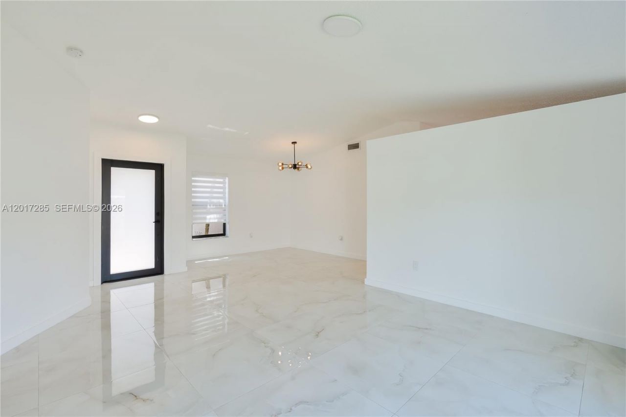8340 NW 193rd Ln, Hialeah, FL 33015 Photo