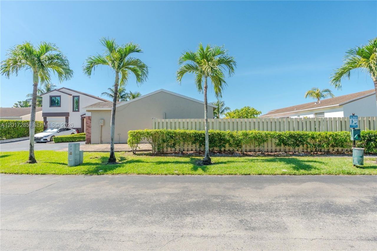 8340 NW 193rd Ln, Hialeah, FL 33015 Photo