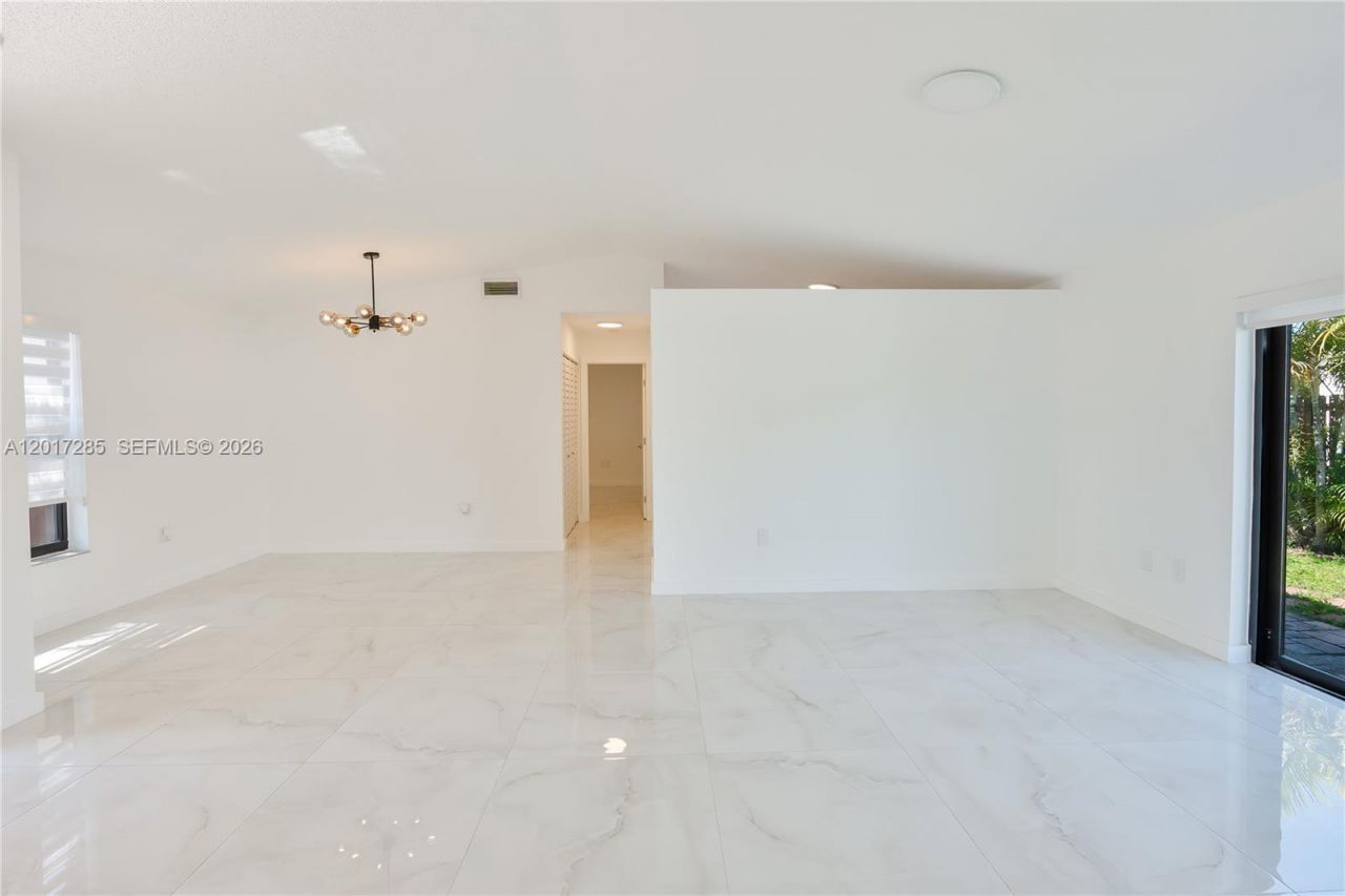 8340 NW 193rd Ln, Hialeah, FL 33015 Photo