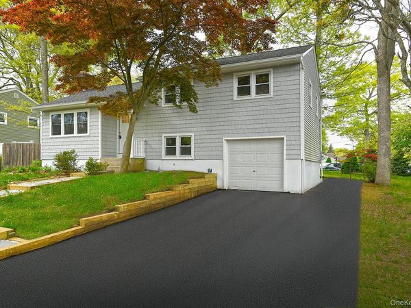 29 Bennett Avenue , Huntington Station, NY 11746