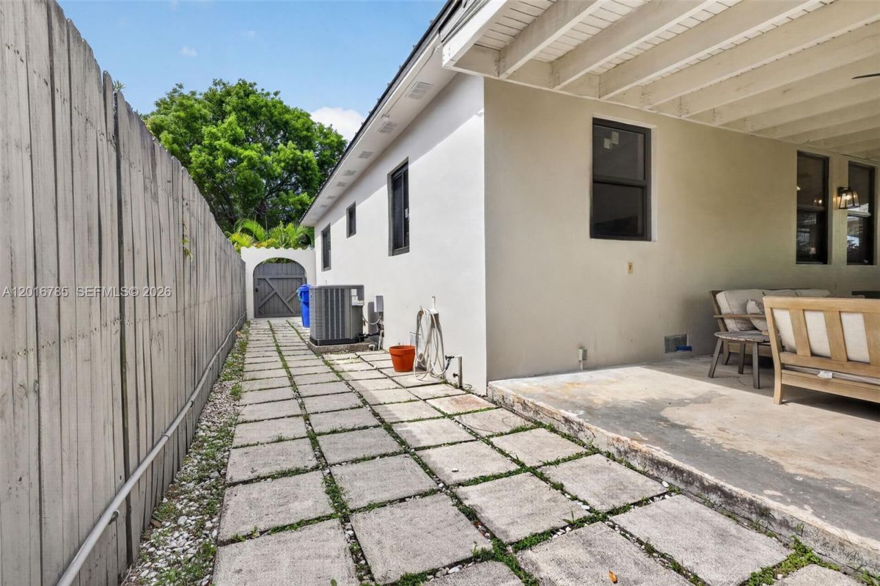 1871 SW 23rd St, Miami, FL 33145 Photo