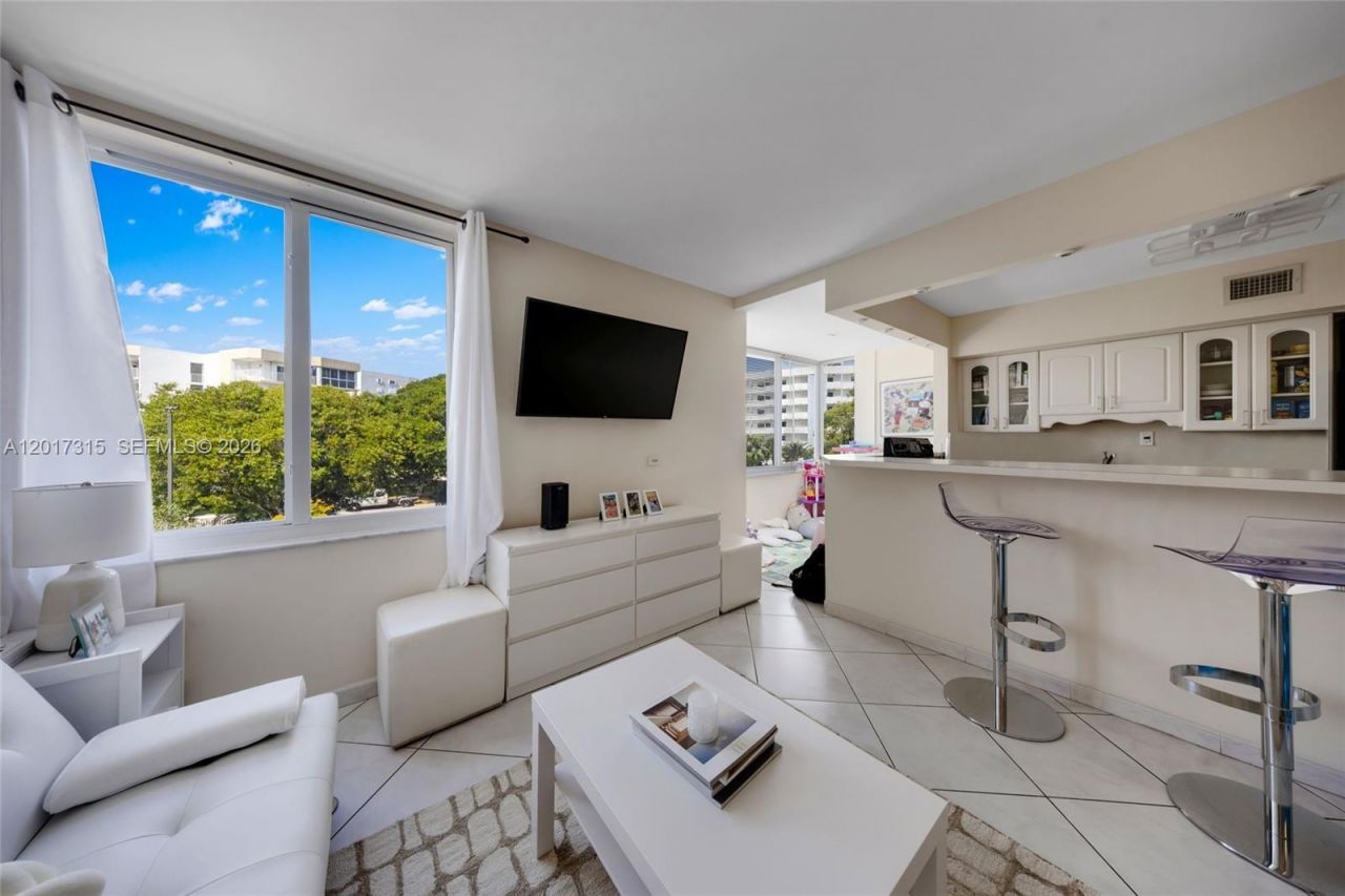 250 180th Dr , Unit 352, Sunny Isles Beach, FL 33160 Photo