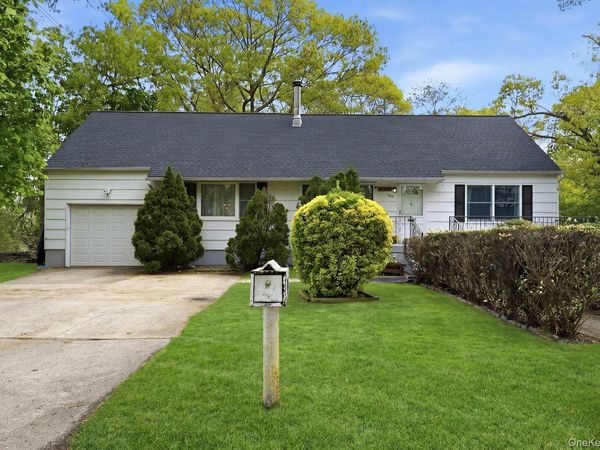 100 Avenue B , Holbrook, NY 11741