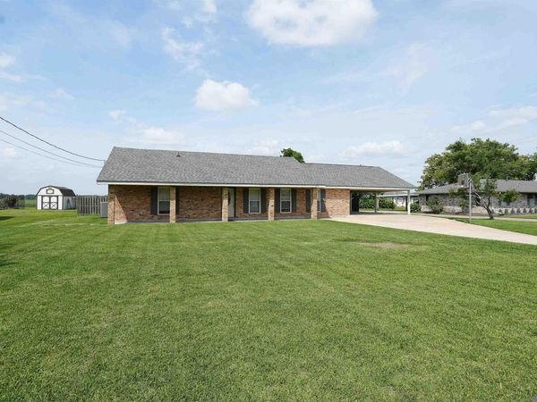 670 Venzule Dr, Brusly, LA 70719
