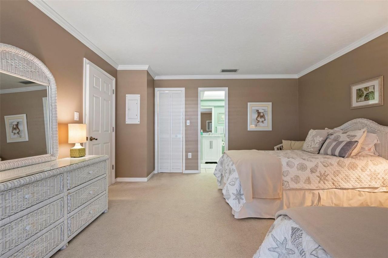 711 Manatee Avenue, Holmes Beach, FL 34217 Photo