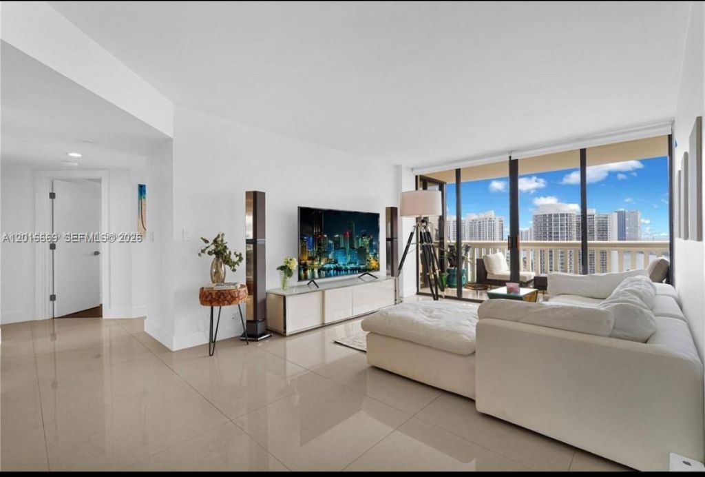 1000 W Island Blvd , Unit 2508, Aventura, FL 33160 Photo
