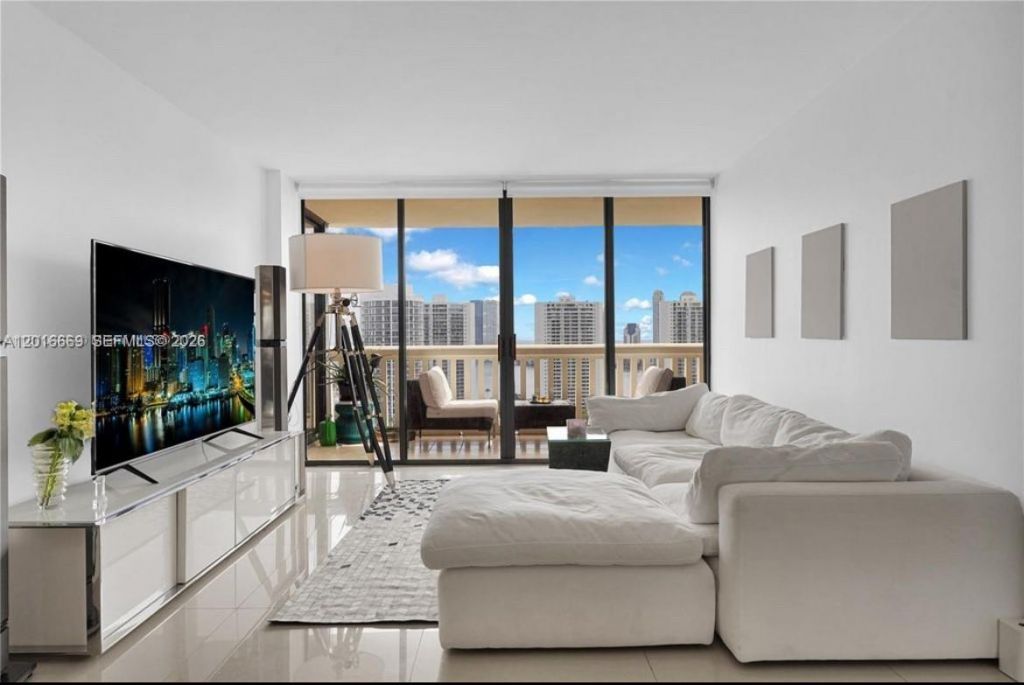 1000 W Island Blvd , Unit 2508, Aventura, FL 33160 Photo
