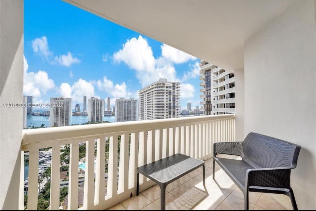 1000 W Island Blvd , Unit 2508, Aventura, FL 33160 Photo