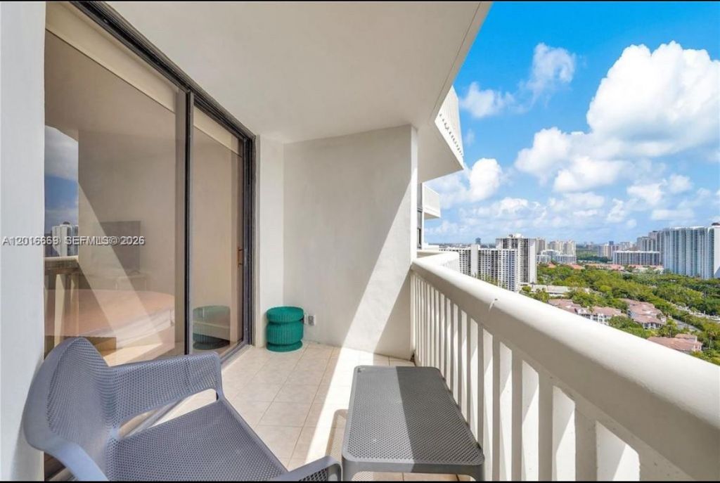 1000 W Island Blvd , Unit 2508, Aventura, FL 33160 Photo