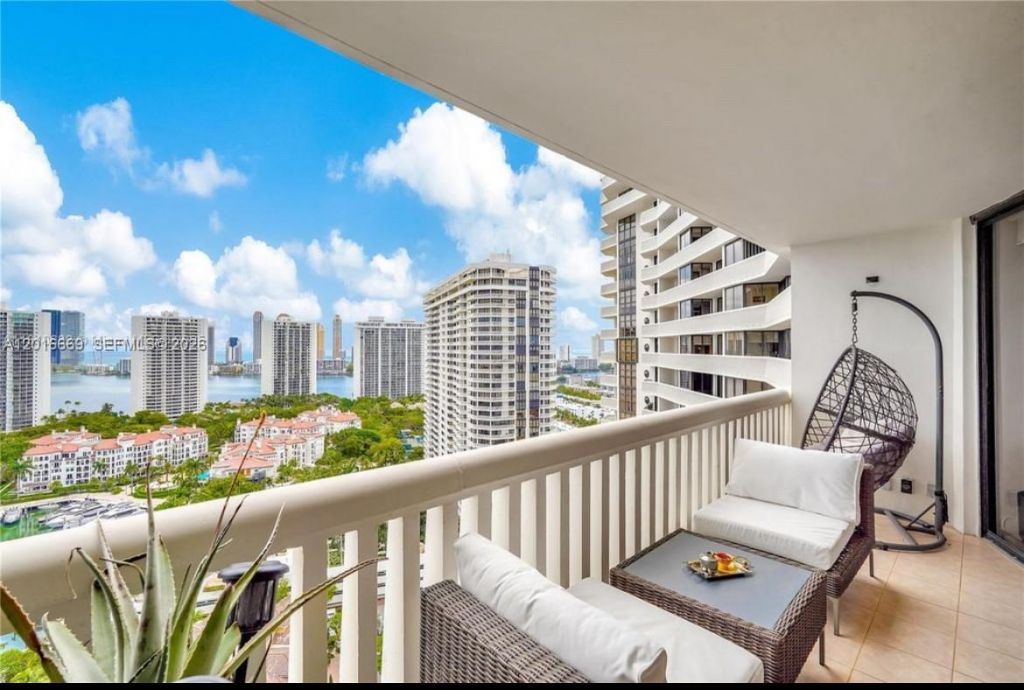 1000 W Island Blvd , Unit 2508, Aventura, FL 33160 Photo