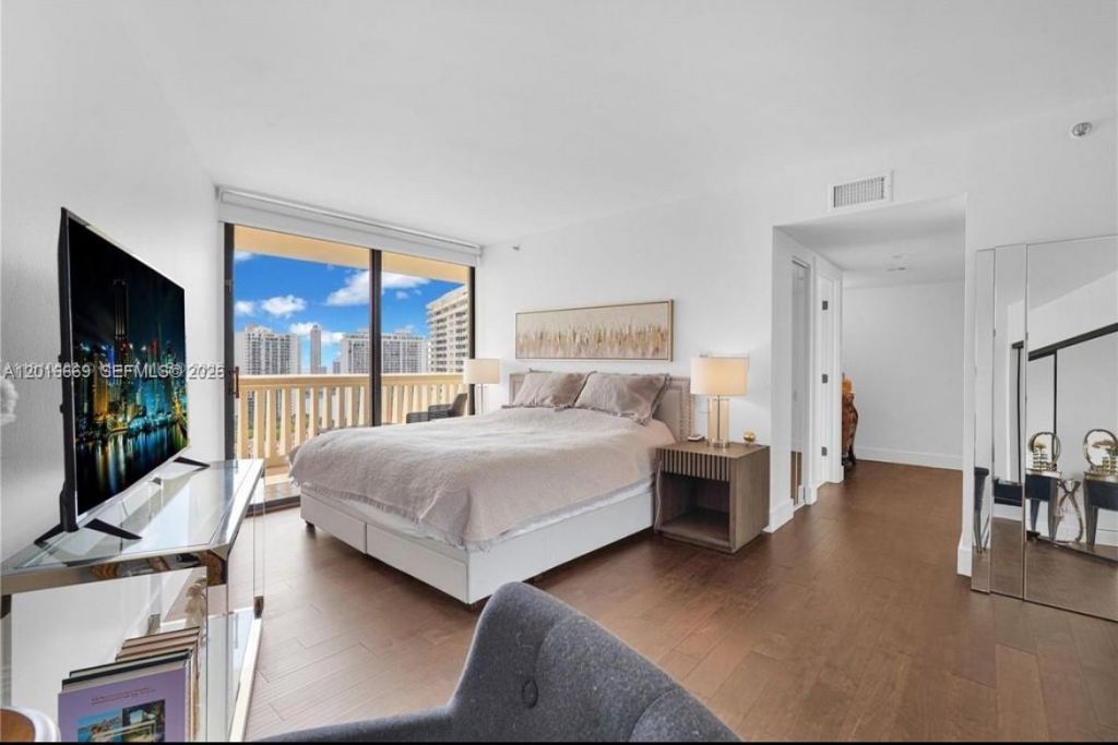 1000 W Island Blvd , Unit 2508, Aventura, FL 33160 Photo
