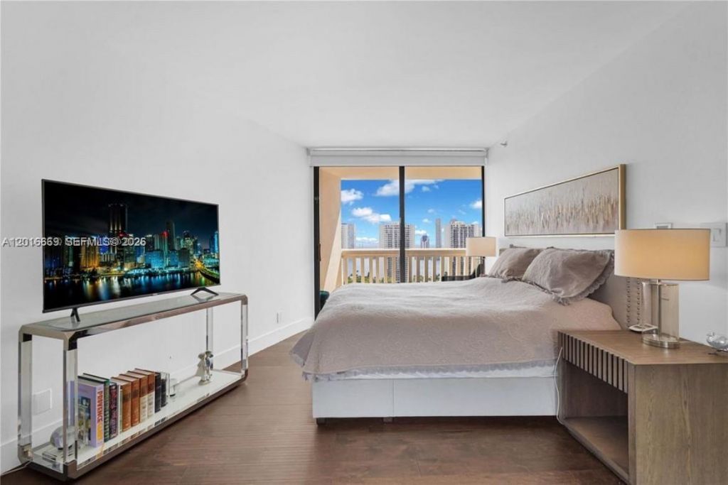 1000 W Island Blvd , Unit 2508, Aventura, FL 33160 Photo
