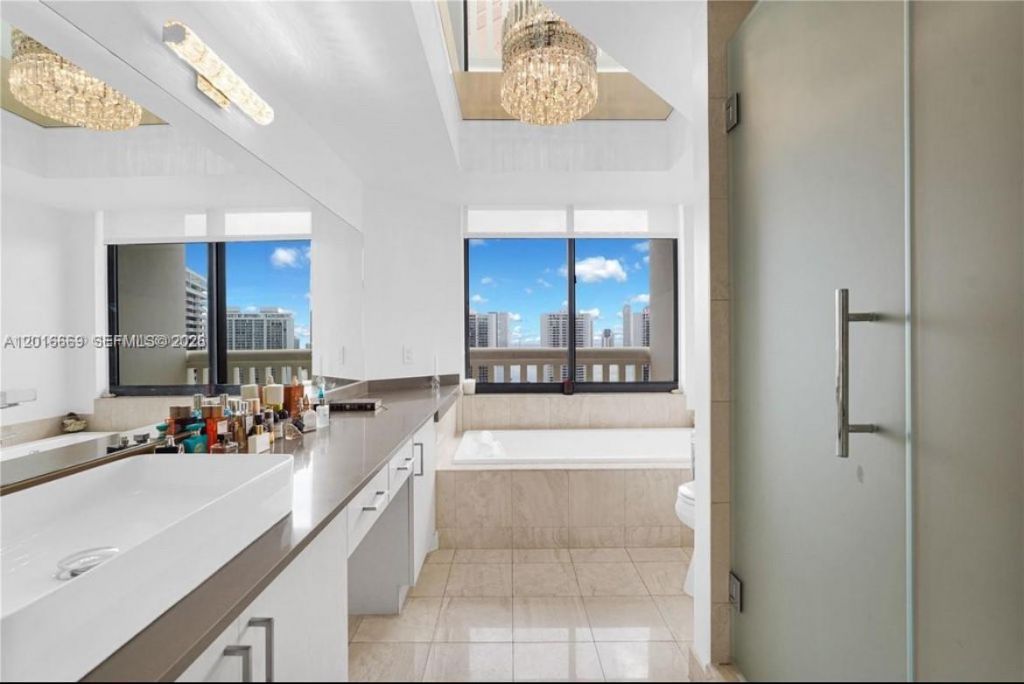 1000 W Island Blvd , Unit 2508, Aventura, FL 33160 Photo