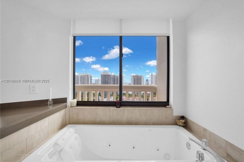 1000 W Island Blvd , Unit 2508, Aventura, FL 33160 Photo