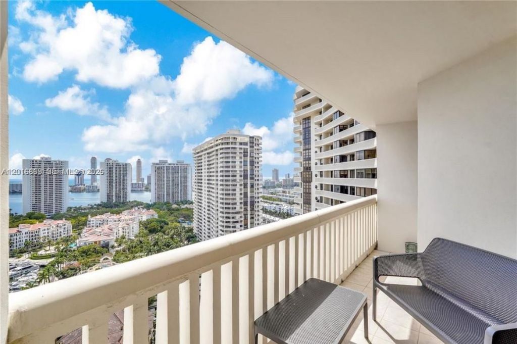 1000 W Island Blvd , Unit 2508, Aventura, FL 33160 Photo