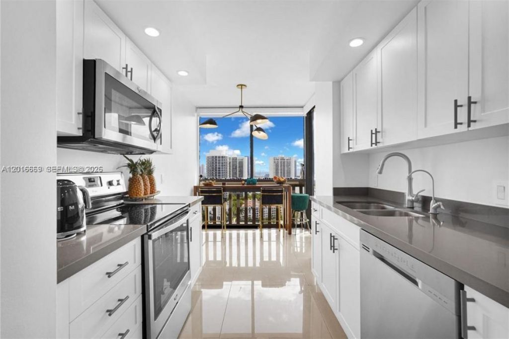 1000 W Island Blvd , Unit 2508, Aventura, FL 33160 Photo