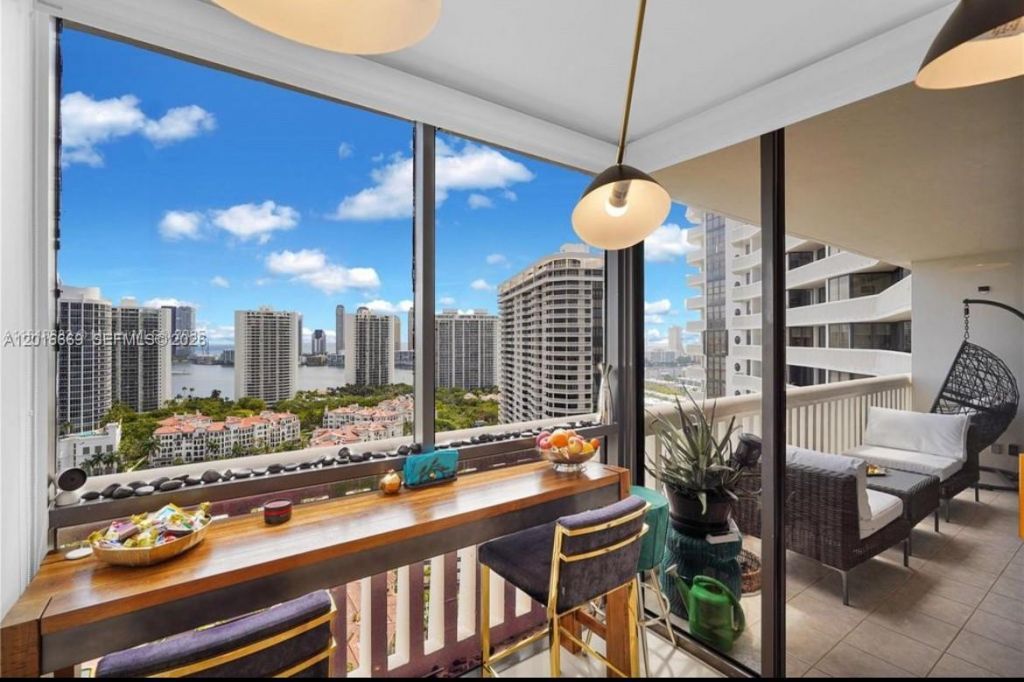 1000 W Island Blvd , Unit 2508, Aventura, FL 33160 Photo