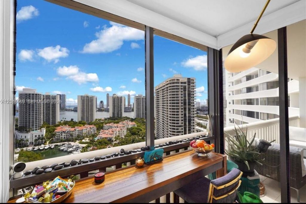 1000 W Island Blvd , Unit 2508, Aventura, FL 33160 Photo