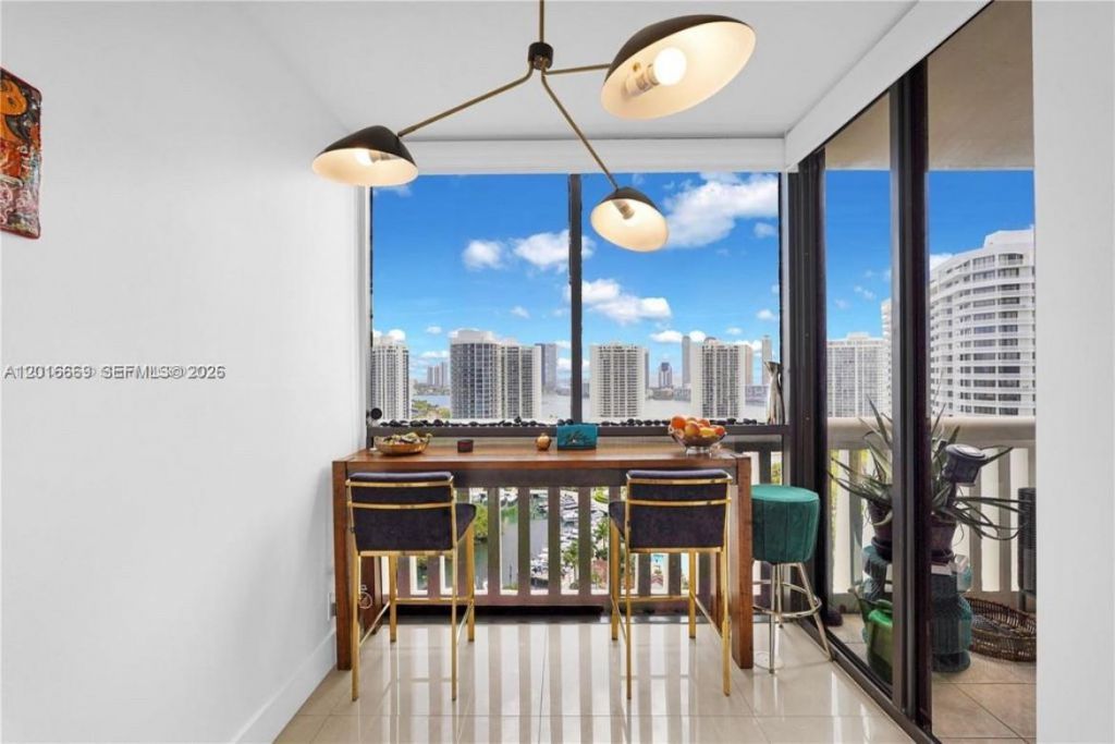 1000 W Island Blvd , Unit 2508, Aventura, FL 33160 Photo