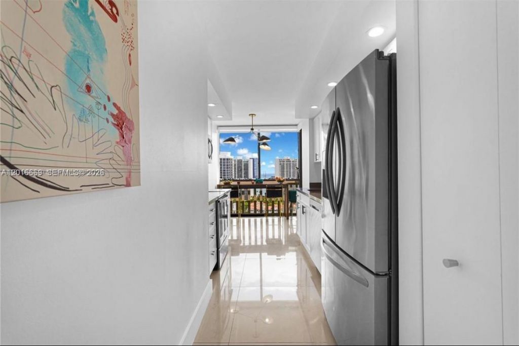 1000 W Island Blvd , Unit 2508, Aventura, FL 33160 Photo