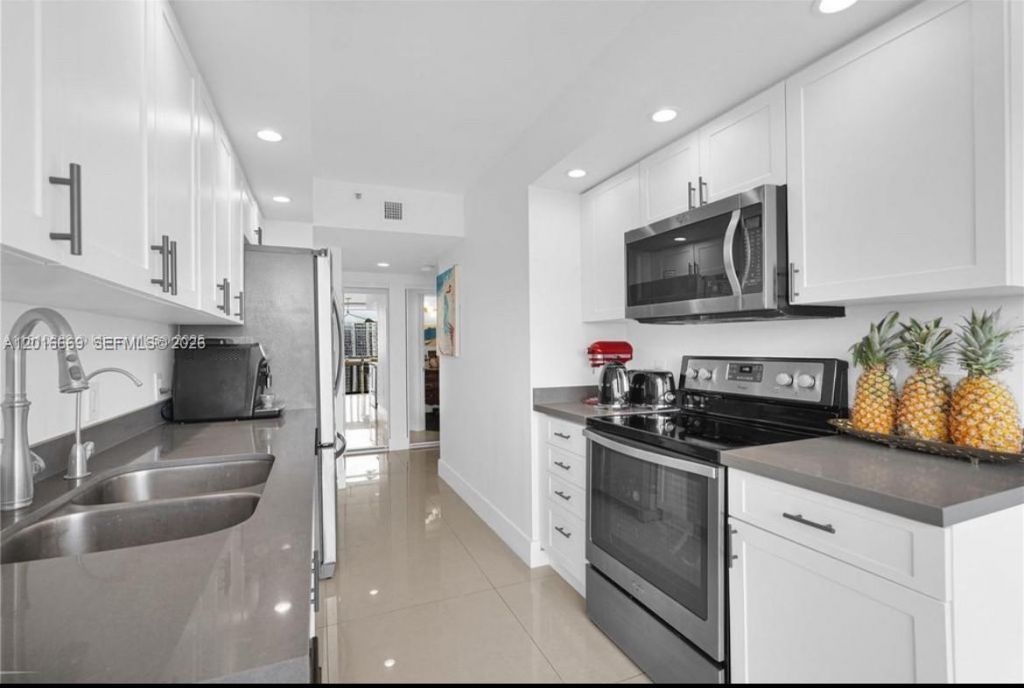 1000 W Island Blvd , Unit 2508, Aventura, FL 33160 Photo