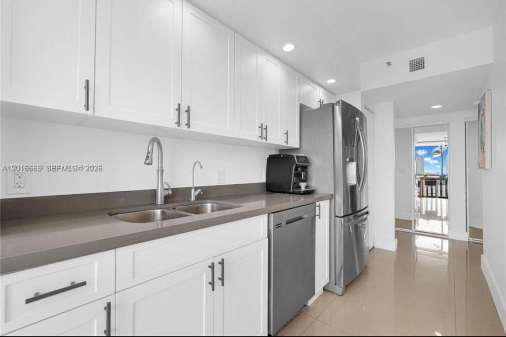 1000 W Island Blvd , Unit 2508, Aventura, FL 33160 Photo