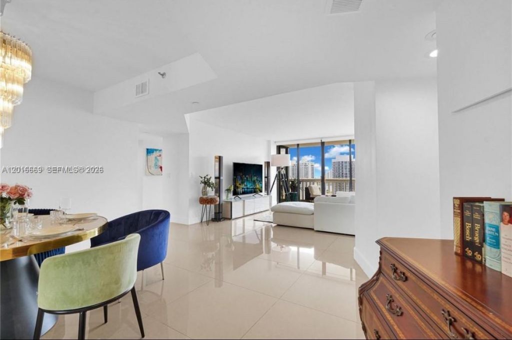 1000 W Island Blvd , Unit 2508, Aventura, FL 33160 Photo