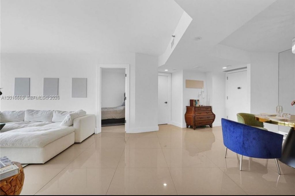 1000 W Island Blvd , Unit 2508, Aventura, FL 33160 Photo