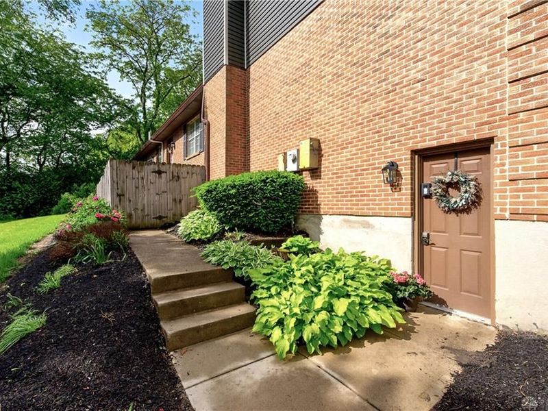 2570 Valais Court, Sugarcreek Township, OH 45458 Photo 2