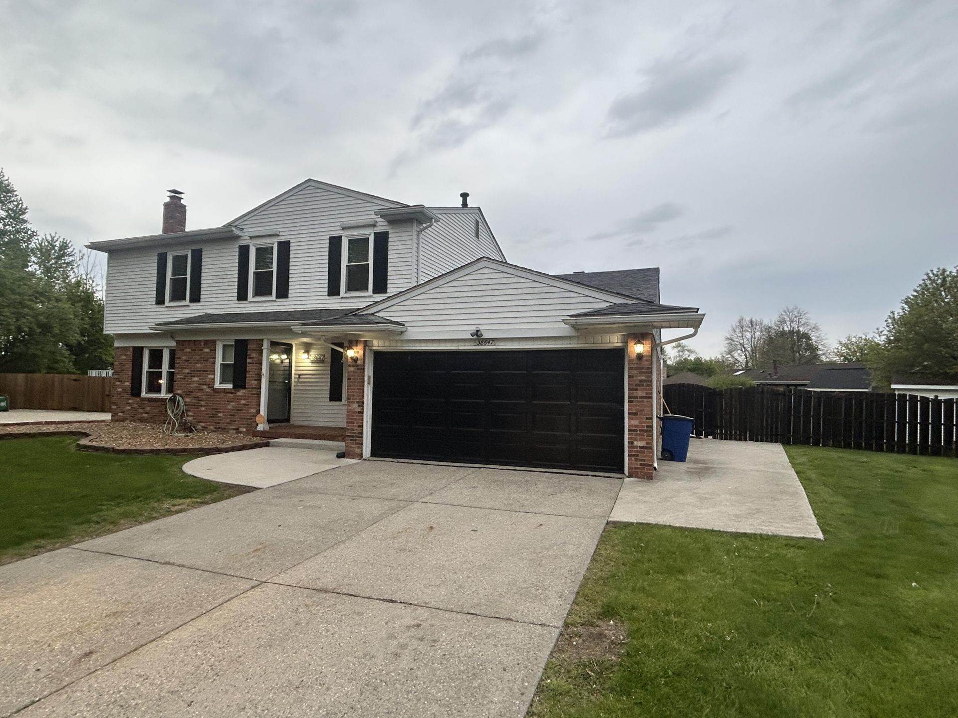 38647 Meeting House Lane, Livonia, MI 48154 Main Photo