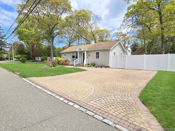 33 Pleasure Avenue , Ronkonkoma, NY 11779